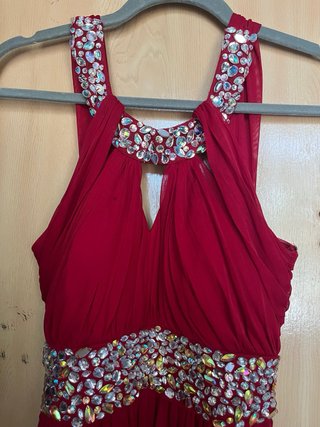 Vestido de fiesta rojo con pedrería