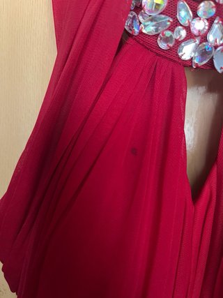 Vestido de fiesta rojo con pedrería