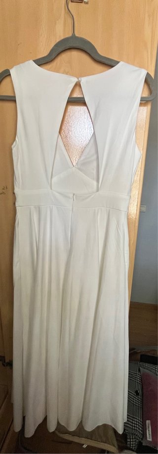 Vestido blanco con escote en V y espalda descubier