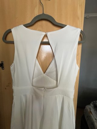 Vestido blanco con escote en V y espalda descubier
