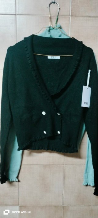 Pantalones vaqueros negros cortos. Blusa moniSima