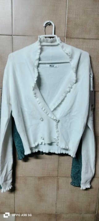 Pantalones vaqueros negros cortos. Blusa moniSima