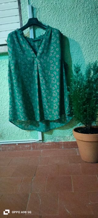 Pantalones vaqueros negros cortos. Blusa moniSima