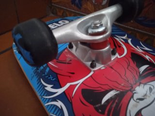 Monopatín Oxelo con casco