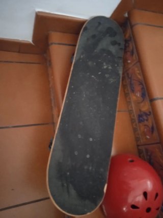 Monopatín Oxelo con casco