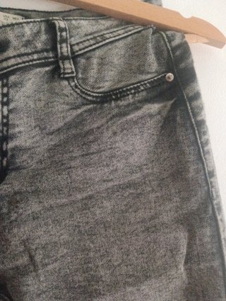 Pantalón vaquero gris desgastado