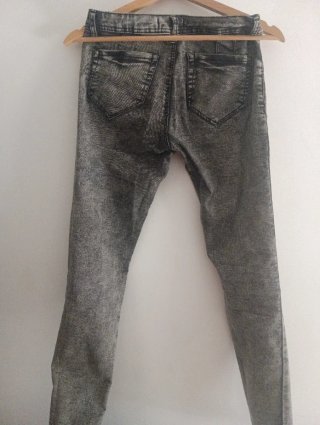 Pantalón vaquero gris desgastado