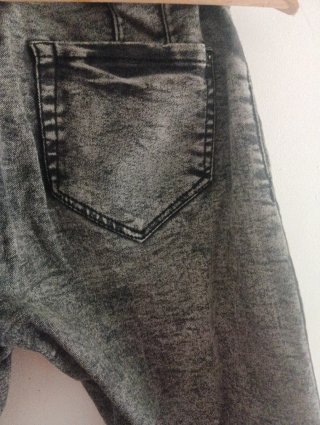 Pantalón vaquero gris desgastado