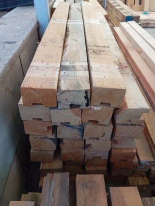 Vigas. Palos. Postes. Palos. Listones de madera.