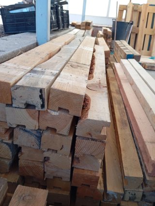 Vigas. Palos. Postes. Palos. Listones de madera.
