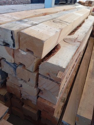 Vigas. Palos. Postes. Palos. Listones de madera.