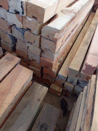Vigas. Palos. Postes. Palos. Listones de madera.