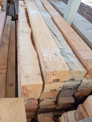 Vigas. Palos. Postes. Palos. Listones de madera.