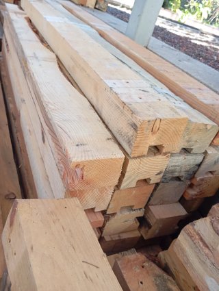 Vigas. Palos. Postes. Palos. Listones de madera.