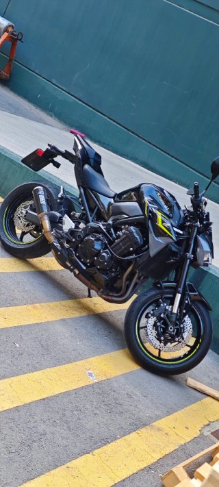 Kawasaki Z900 Negra y Verde  A2