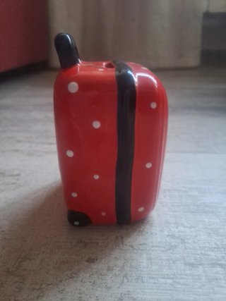 Hucha de porcelana roja con puntos blancos