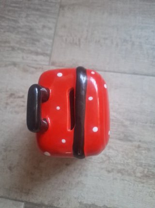 Hucha de porcelana roja con puntos blancos