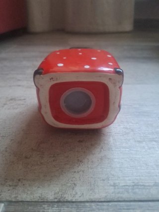 Hucha de porcelana roja con puntos blancos
