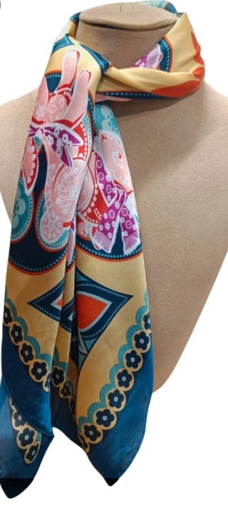 Pañuelo tacto seda estampado con conejos