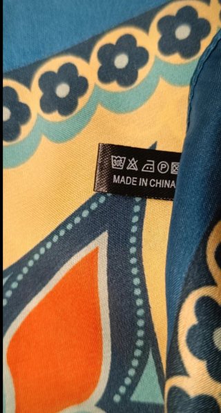 Pañuelo tacto seda estampado con conejos