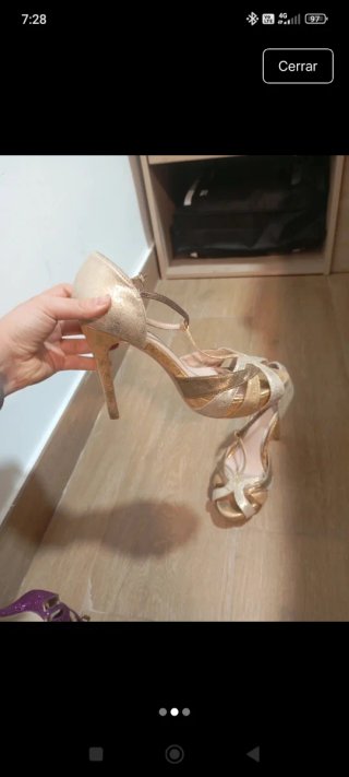 Tacones dorados y plateados