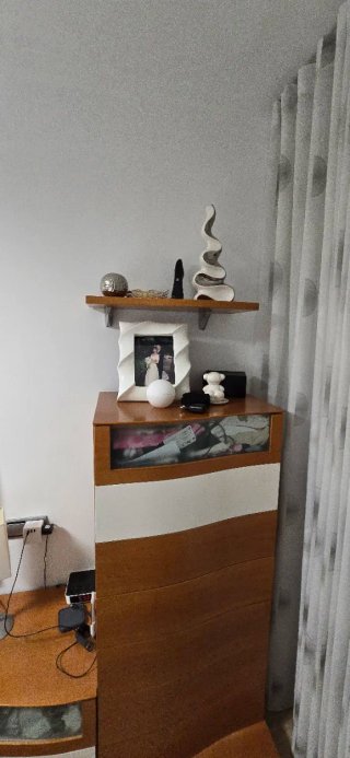 Mesita de noche de madera y cristal