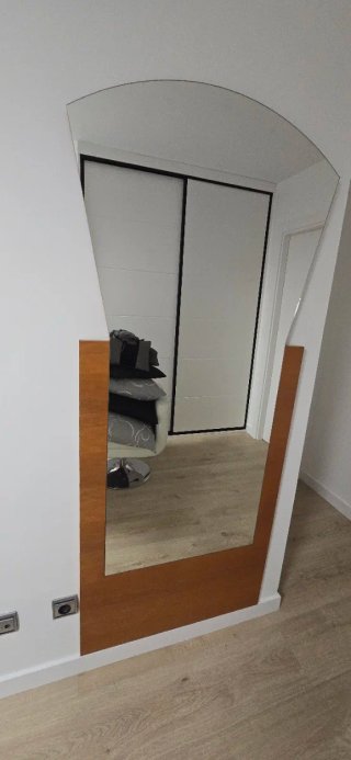 Mesita de noche de madera y cristal