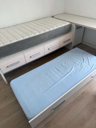 Cama nido 90cm con colchones y escritorio.
