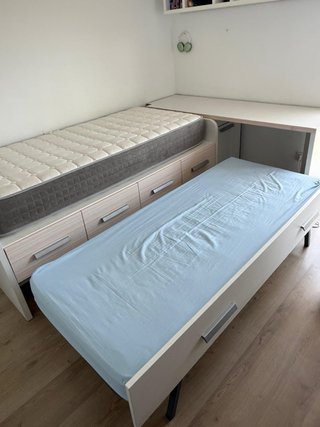 Cama nido 90cm con colchones y escritorio.
