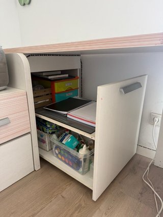 Cama nido 90cm con colchones y escritorio.