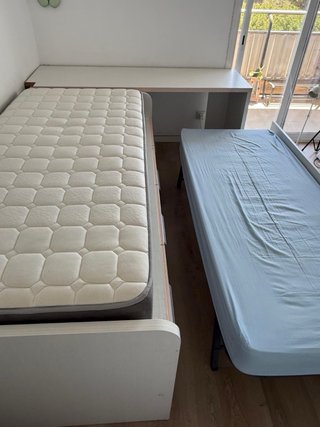 Cama nido 90cm con colchones y escritorio.