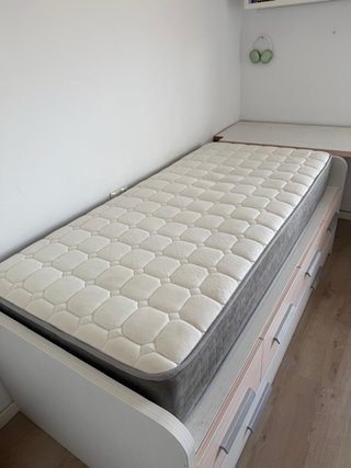 Cama nido 90cm con colchones y escritorio.