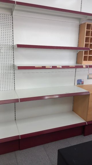 Estanterías metálicas blancas y rojas