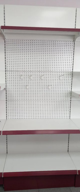 Estanterías metálicas blancas y rojas