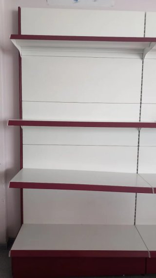 Estanterías metálicas blancas y rojas