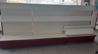 Estanterías metálicas blancas y rojas