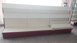 Estanterías metálicas blancas y rojas