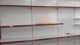 Estanterías metálicas blancas y rojas