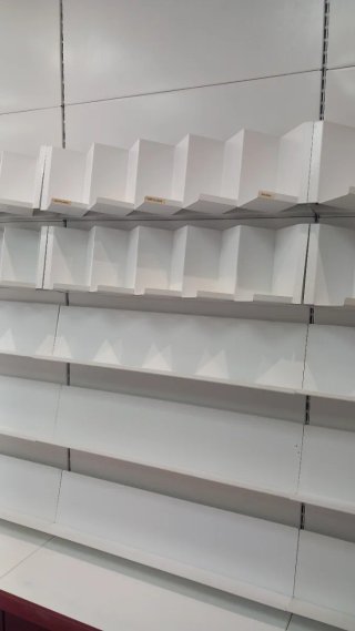 Estanterías metálicas blancas y rojas