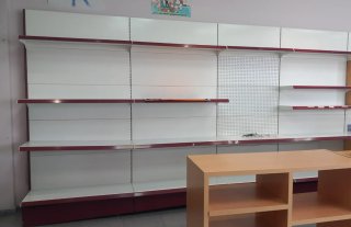 Estanterías metálicas blancas y rojas