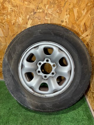 Rueda y cubre rueda Nissan Terrano 2