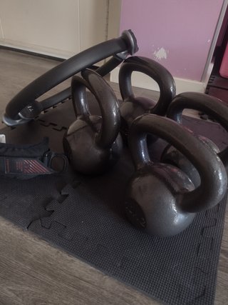 Pesas rusas, banco musculación, pesas tobilleras.