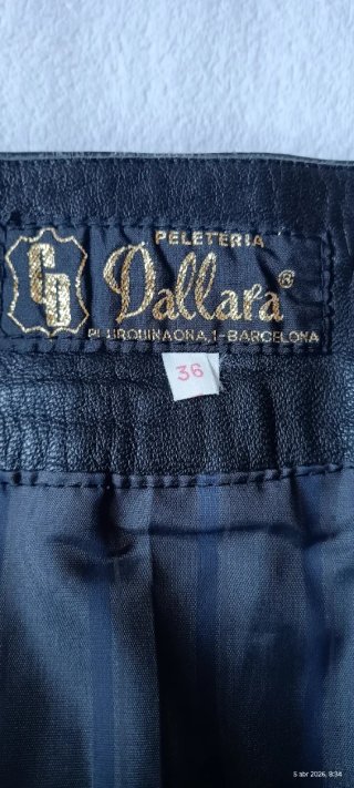 Falda de piel negra