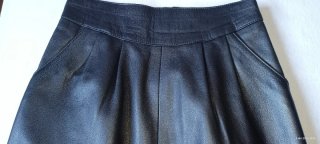 Falda de piel negra