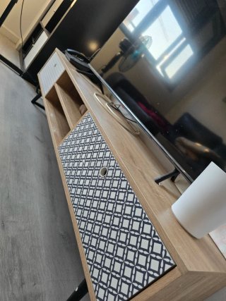 Mueble TV madera con cajones y patas