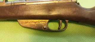 Rifle de juguete antiguo