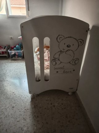 Cuna blanca con osito