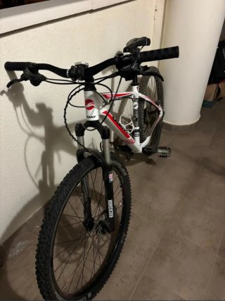 Bicicleta MTB Giant Blanca y Roja