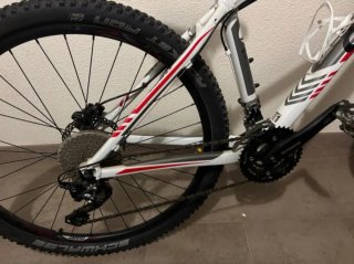 Bicicleta MTB Giant Blanca y Roja