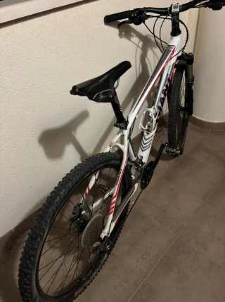 Bicicleta MTB Giant Blanca y Roja